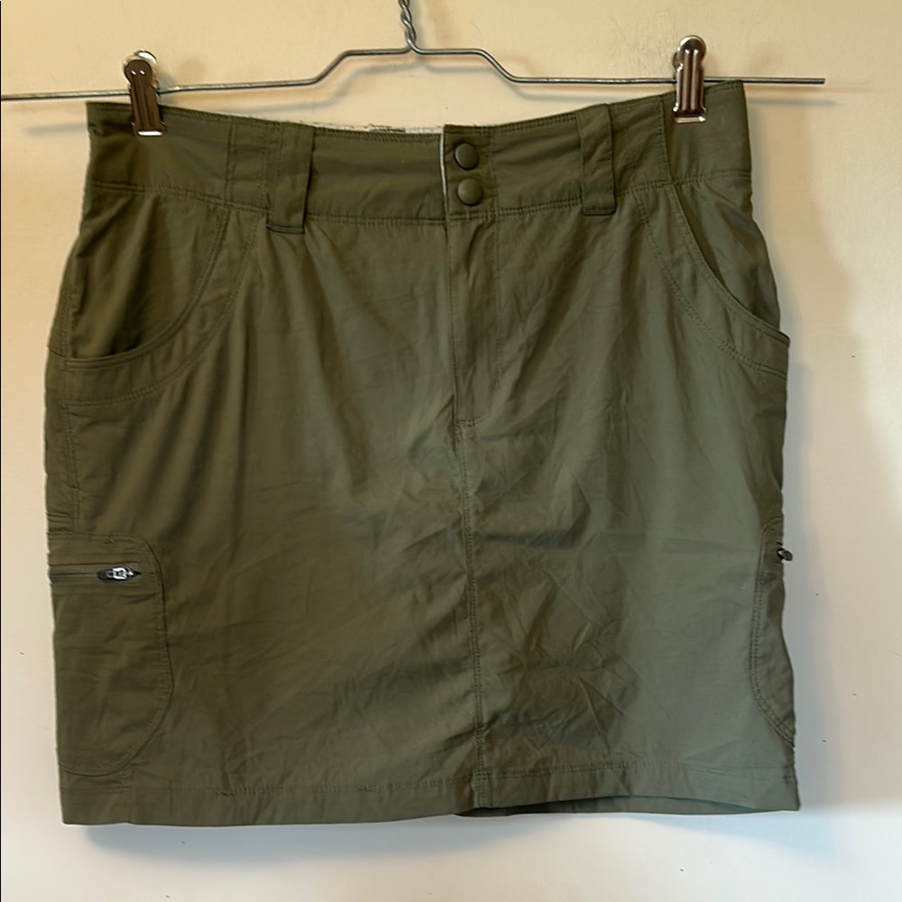 LL Bean green mini skirt over shorts zip pockets snap/zip front size 6 like new